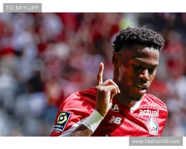 乔纳森·戴维与拉卡泽特：技术型前锋的战术角色对比分析