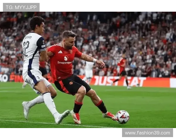 曼联取胜但控制力缺失:进攻效率提升但比赛掌控力面临考验 曼联取胜但控制力缺失:进攻效率提升但比赛掌控力面临考验