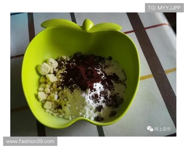 施洋家的冰箱里只放蛋白粉和冰水，连女朋友送的蛋糕都原封不动退回去