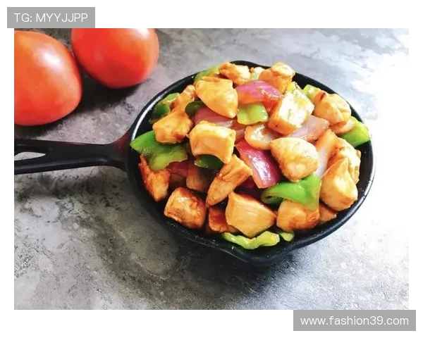 覃海洋家的冰箱里只有鸡胸肉和水，连瓶可乐都找不到